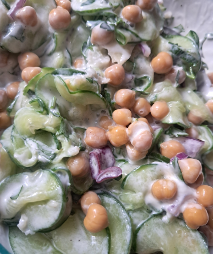 sałatki, lato, ogórek, ciecierzyca, jogurt grecki, za’atar, świeże zioła, szybkie przepisy, zdrowe przepisy